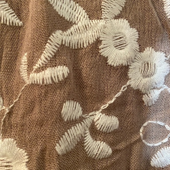 NWT Sadie & Sage top with embroidered flowers - Picture 9 of 10